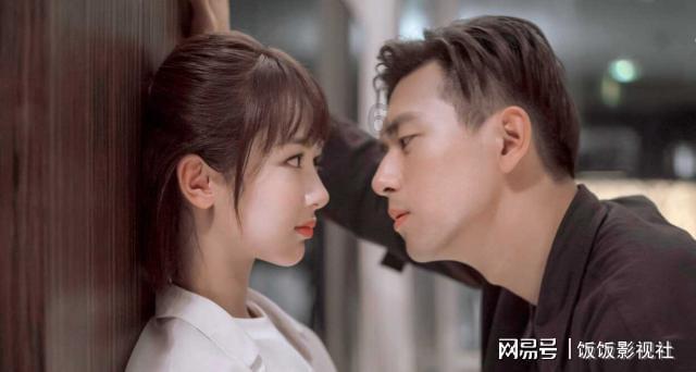 壮观!黄河现大面积冰凌奇观:巨大冰块被桥墩切割成条状,犹如一艘艘舰船